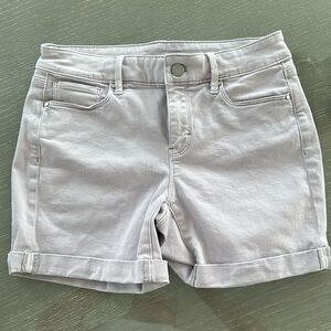White House Black Market 5” Short size 2